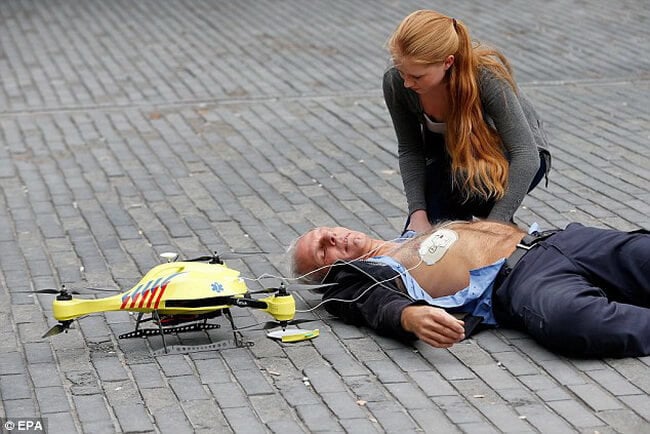 Голландский студент создал дрон скорой помощи, оснащенный дефибриллятором. Фото.