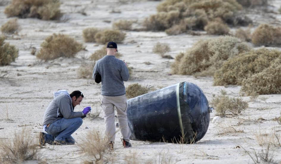 Следователи на месте крушения космического корабля