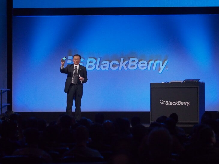 BlackBerry представила смартфон Classic с QWERTY-клавиатурой. Фото.