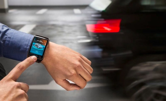 BMW покажет автомобили, которые можно парковать с помощью умных часов. Фото.