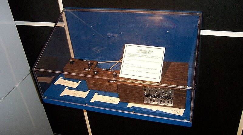 Коричневая коробка в музее