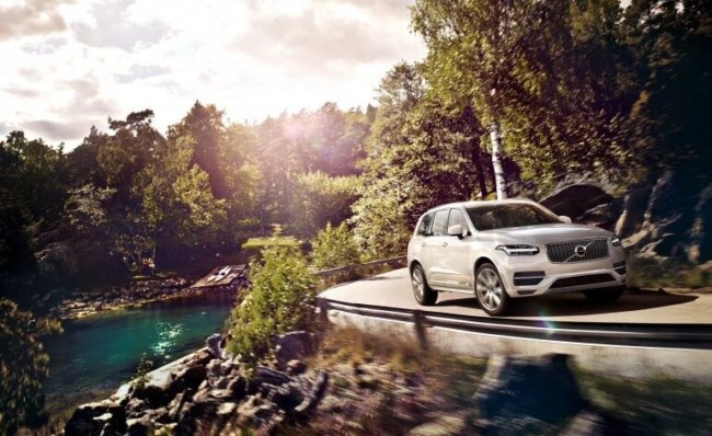 Volvo представила мощный и экологичный гибридный внедорожник. Фото.
