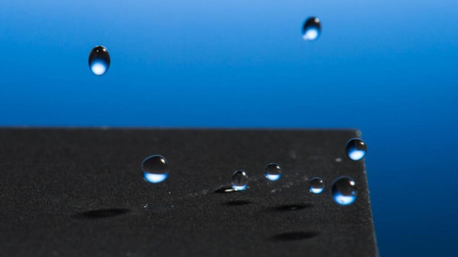 #видео | Новый гидрофобный металл превращает капли воды в резиновые мячики. Фото.