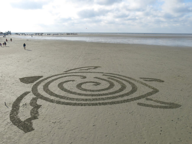 #видео | Робот от Disney рисует гигантские узоры на песке. Фото.
