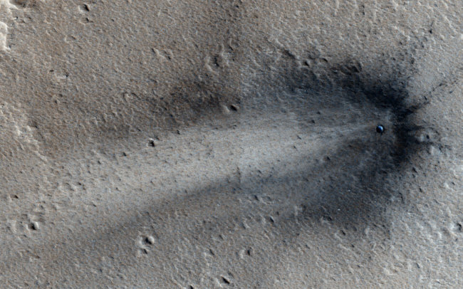 На Марсе в районе Элизиум найден свежий след внешнего воздействия. Фото.