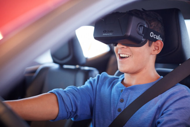 Toyota будет обучать вождению при помощи виртуальной реальности. Фото.