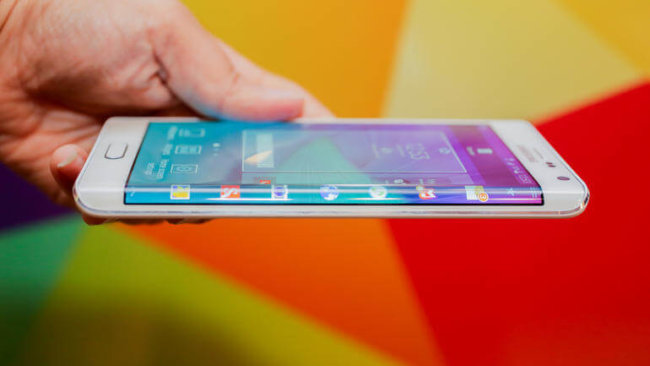 Экран смартфона Samsung Galaxy S6 будет загнут сразу на две грани. Фото.