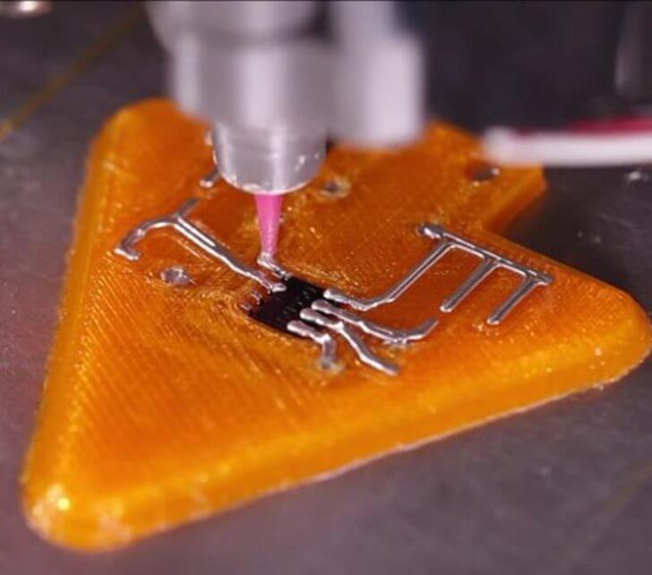 Первый в мире 3D-принтер для печати электронных устройств поступил в продажу. Фото.