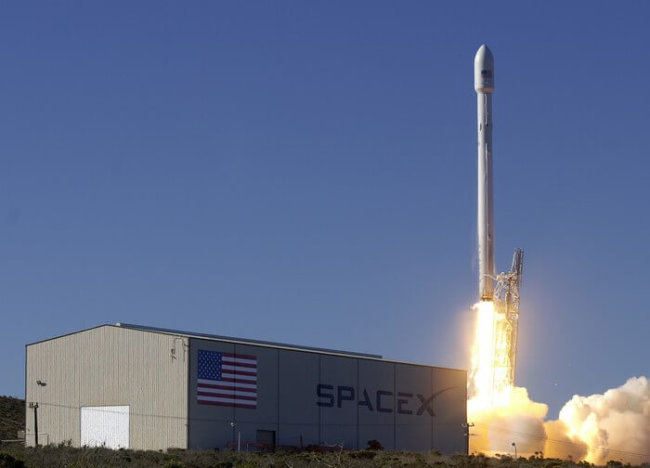 Ракета SpaceX приземлилась на плавающую платформу, но не совсем удачно. Фото.