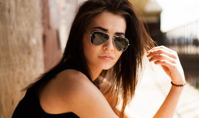 Очки «два в одном»: от прозрачных к солнцезащитным нажатием кнопки. Фото.