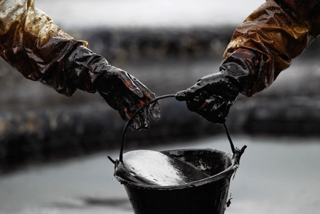 Мы сжигаем 10 миллионов литров нефти в минуту, так почему она дешевеет? Фото.