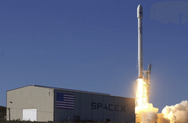 Ракета SpaceX приземлилась на плавающую платформу, но не совсем удачно. Фото.