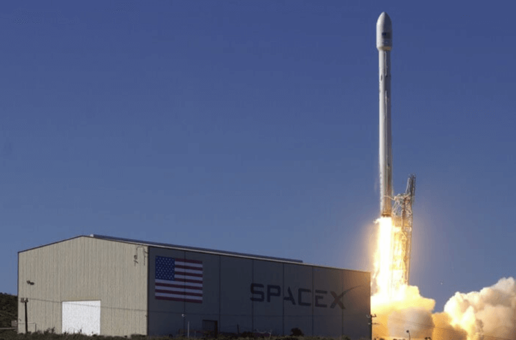 Ракета SpaceX приземлилась на плавающую платформу, но не совсем удачно. Хорошо пошла! Ракета SpaceX приземлилась на плавающую платформу, но не совсем удачно. Хорошо пошла! Фото.