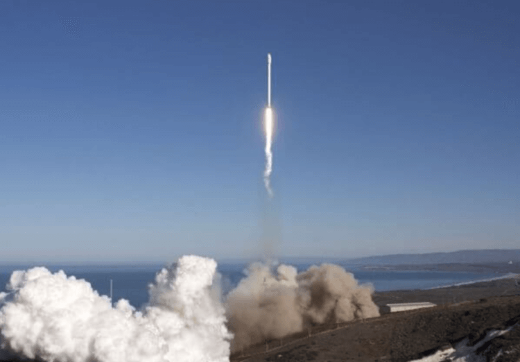 Ракета SpaceX приземлилась на плавающую платформу, но не совсем удачно. Хороший запуск — большая победа. Ракета SpaceX приземлилась на плавающую платформу, но не совсем удачно. Хороший запуск — большая победа. Фото.