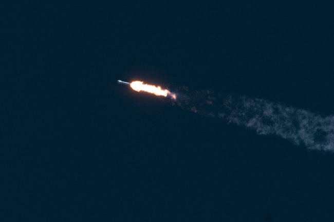 SpaceX запустила спутник, но не стала сажать ракету на платформу в море. Фото.