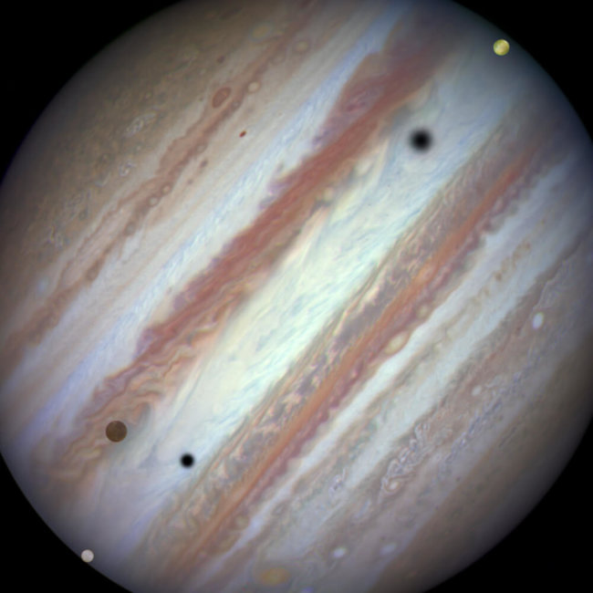 #фото дня | Тройное солнечное затмение на Юпитере. Фото.