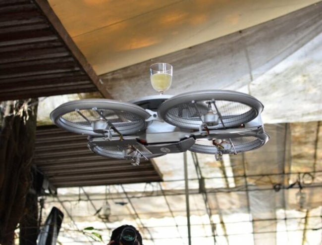 Сеть ресторанов в Сингапуре стала использовать дронов в качестве летающих подносов. Фото.