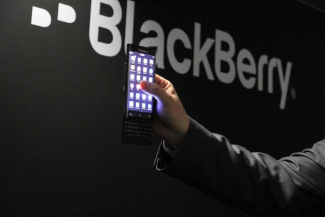 #MWC | Blackberry показала смартфон Leap и слайдер с изогнутым экраном. Фото.