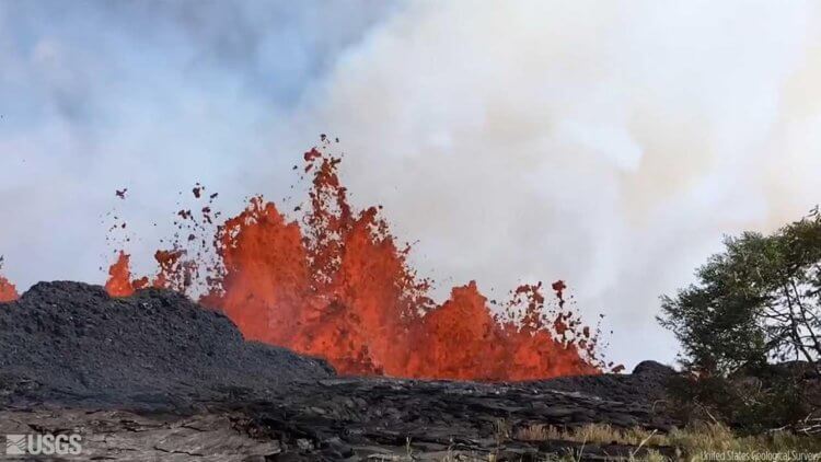 Вулканы могут быть действующими, спящими или потухшими. Фонтан лавы на Гавайях. Фото.