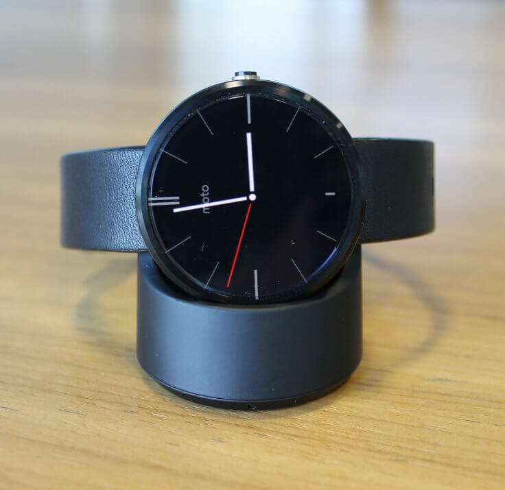 Глава Lenovo показал второе поколение смарт-часов Moto 360. Глава Lenovo показал второе поколение смарт-часов Moto 360. Фото.