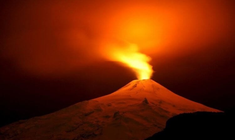 10 интересных фактов о вулканах. Извержение вулкана Вильярика, 3 марта 2015 года. Фото.