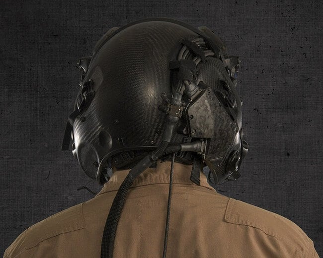 Шлем за 400 000 долларов позволит лётчикам видеть сквозь корпус самолёта