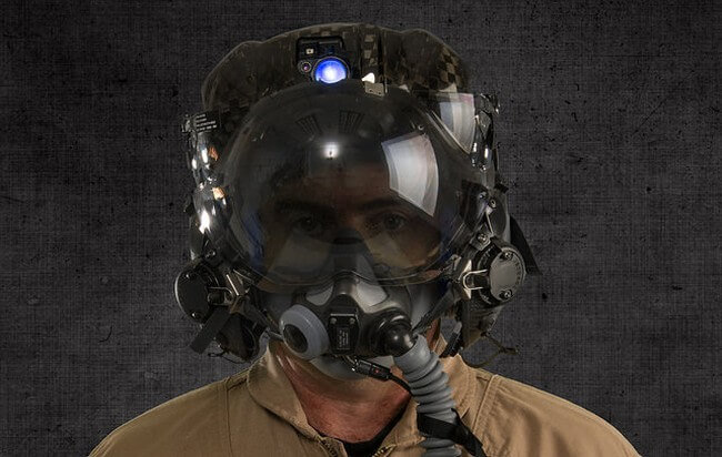 Шлем за 400 000 долларов позволит лётчикам видеть сквозь корпус самолёта. Фото.