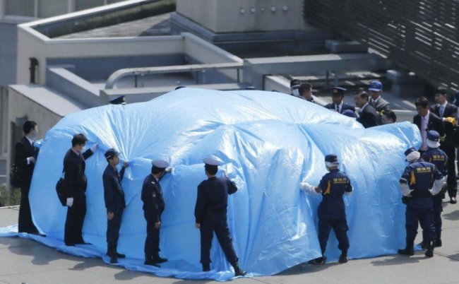 Радиоактивный дрон упал на крышу правительственного здания в Японии. Фото.