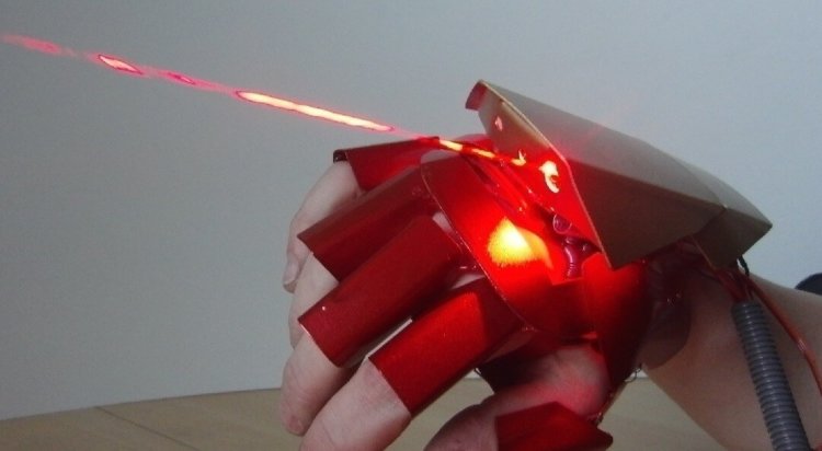 Энтузиаст создал перчатку Железного человека, стреляющую лазером