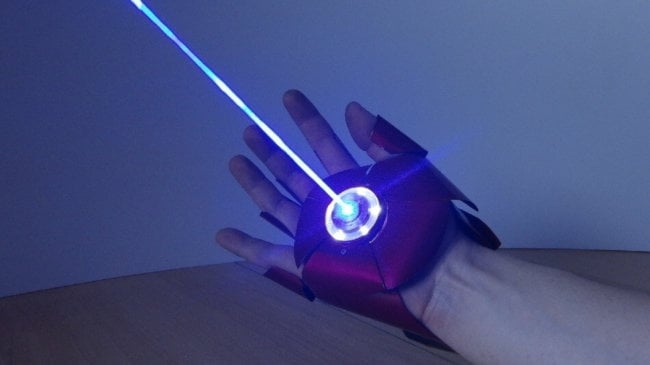 #видео | Энтузиаст создал перчатку Железного человека, стреляющую лазером. Фото.