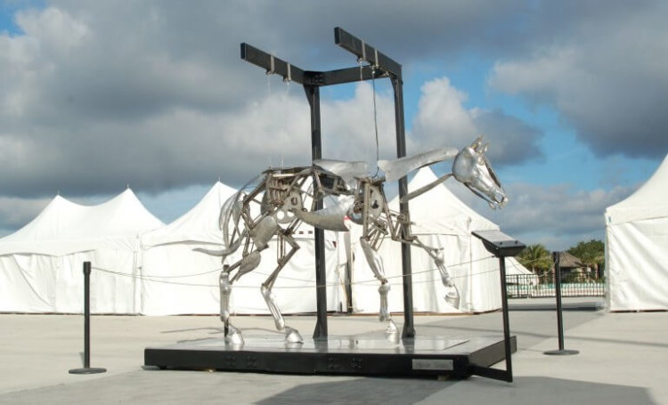 Художник создал удивительную механическую скульптуру лошади
