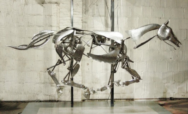 #видео | Художник создал удивительную механическую скульптуру лошади. Фото.
