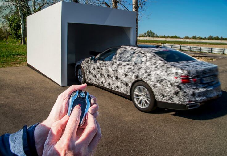 Новый BMW 7-Series может заезжать в гараж без водителя. Новый BMW 7-Series может заезжать в гараж без водителя. Фото.