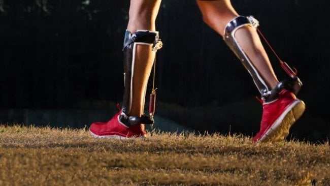 Экзоскелетные ботинки снижают нагрузку на ноги и уменьшают затраты энергии при ходьбе. Фото.