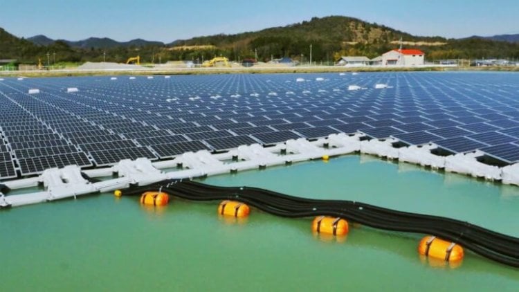 floating-solar-power-plant-0