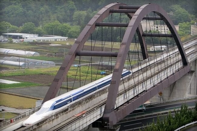 Японский поезд-маглев установил новый рекорд скорости. Фото.