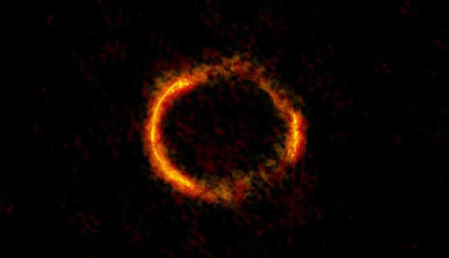Телескоп Alma сфотографировал «огненное кольцо» далекой галактики. Фото.