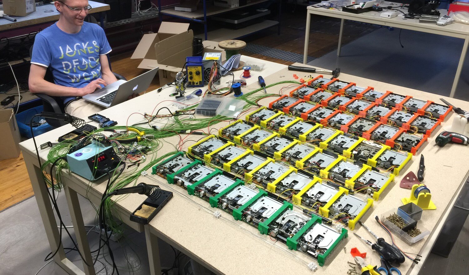 #видео | Немецкие подростки построили орган из 49 флоппи-дисководов