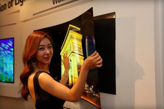 LG показала уникальный настенный 55-дюймовый OLED-дисплей. Фото.