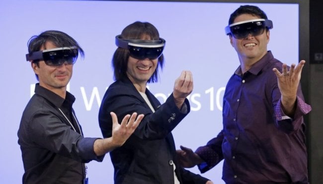 Microsoft: гарнитура HoloLens будет далеко не всем по карману. Фото.