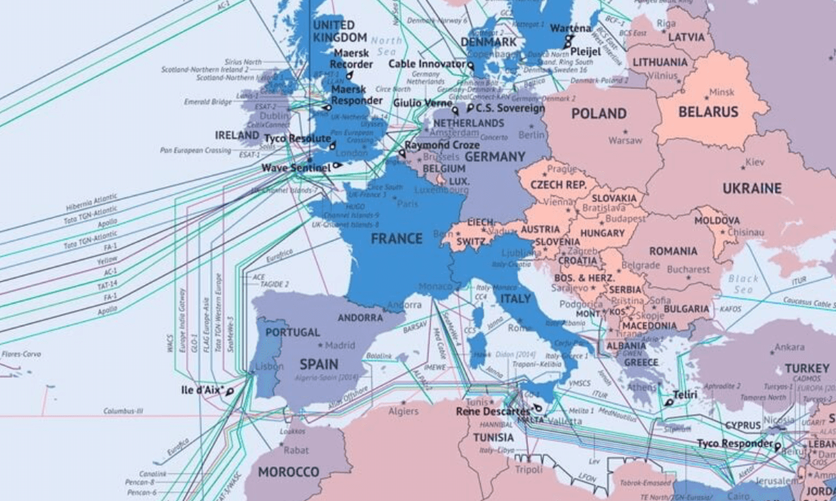 Карта подводных коммуникационных линий. Фото.