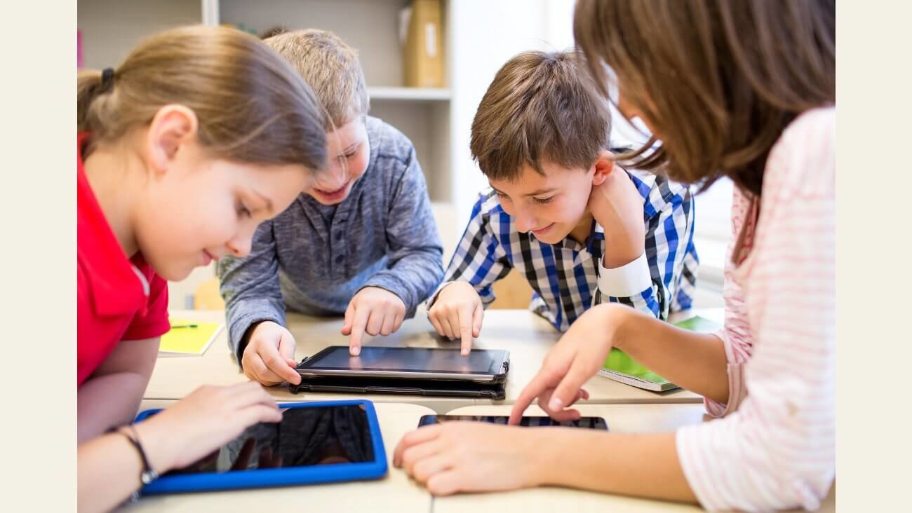 Дети используют планшеты