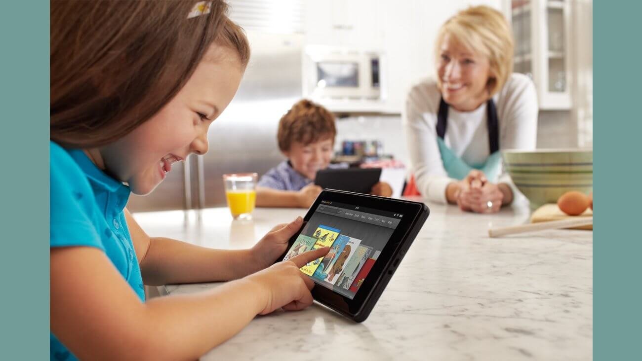 Дети используют планшеты