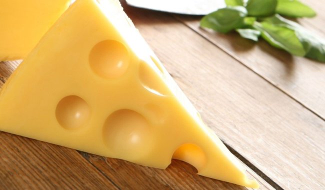Учёные наконец выяснили, откуда в швейцарском сыре берутся дырки. Фото.