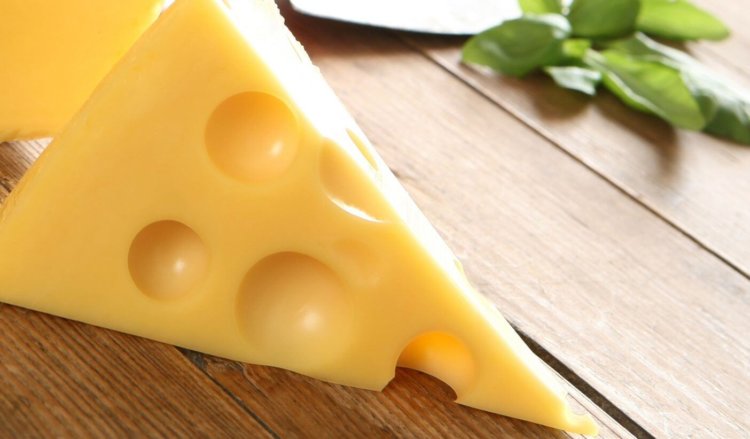 Учёные, наконец, выяснили, откуда в швейцарском сыре берутся дырки