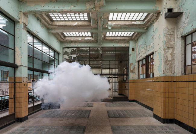 Художник создаёт настоящие облака внутри помещений. Фото.
