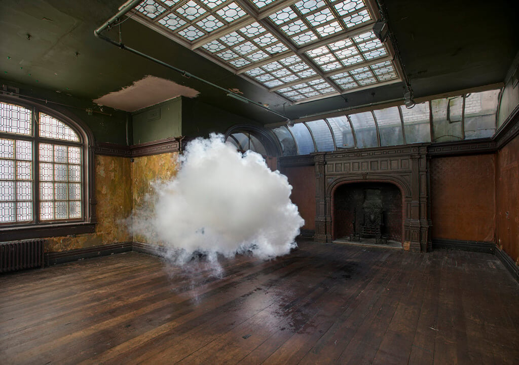 Художник создаёт реалистичные облака внутри помещений