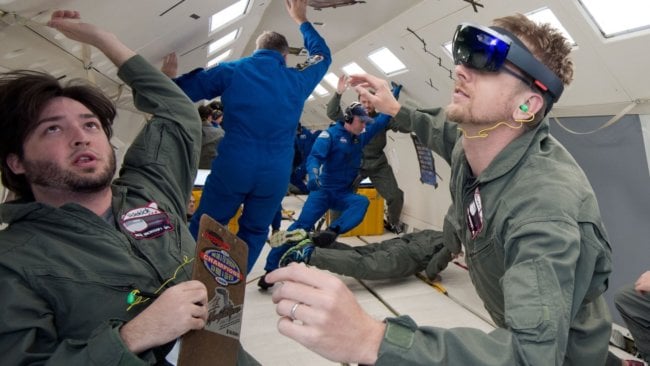NASA и Microsoft обеспечат экипаж МКС гарнитурами HoloLens. Фото.