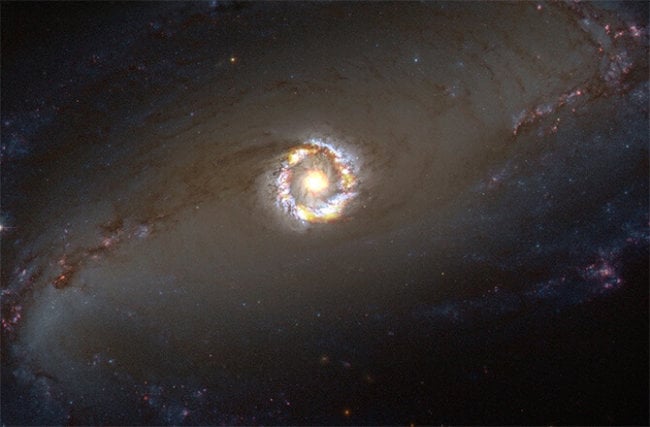 Как «взвесить» огромную черную дыру в спиральной галактике? Фото.
