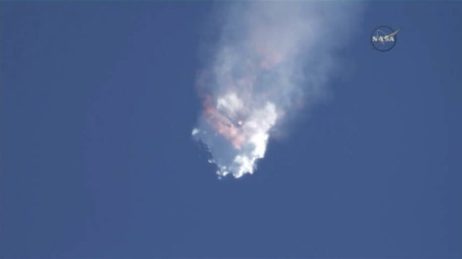 Ракета SpaceX Falcon 9 взорвалась почти сразу после запуска. Фото.